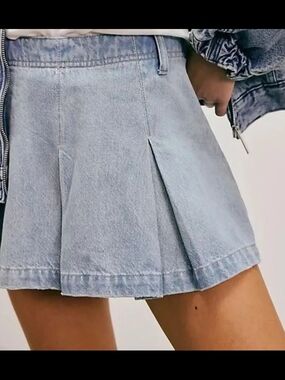 NWT We The Free Madison Light Wash Denim Pleated Mini Skirt Sz 29
